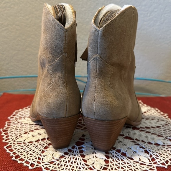 Nwt Vince Camuto bootie. Size 6.5. Suede. Heel 2.5” - Picture 4 of 8